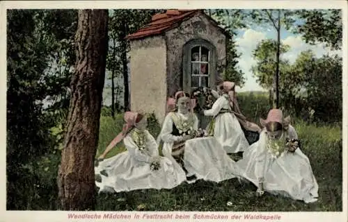 Ak Wendische Mädchen in Festtracht beim Schmücken der Waldkapelle