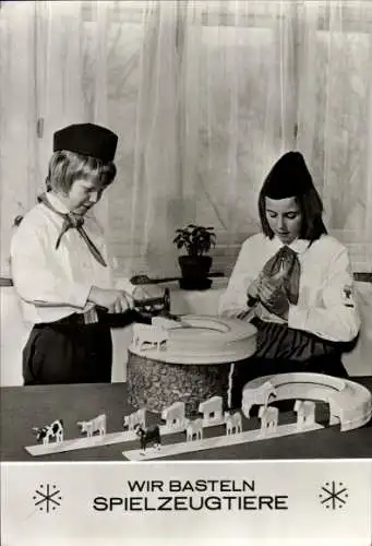 Ak Seiffen im Erzgebirge, PGH Seiffener Volkskunst, Pioniere basteln Spielzeugtiere, DDR