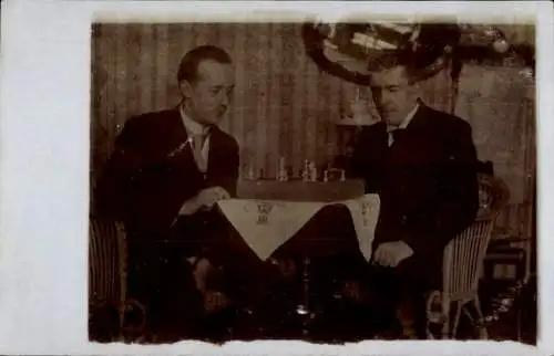 Foto Ak Zwei Männer beim Schachspiel