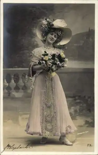 Ak Frau mit Blumenstrauß, Porträt, Kleid, Hut