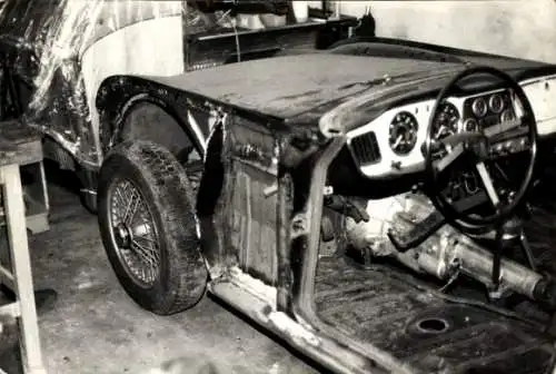 Foto beschädigter PKW in der Werkstatt