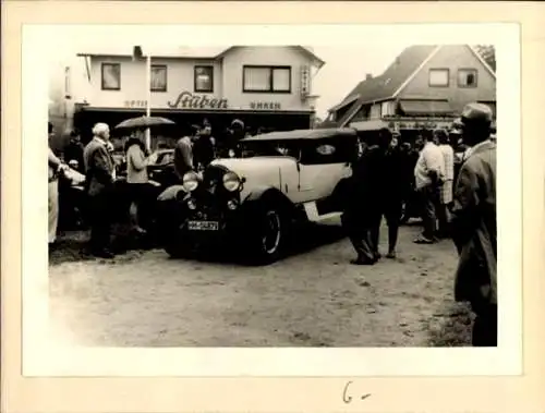 Foto Oldtimer auf dem Platz, Passanten, Geschäft