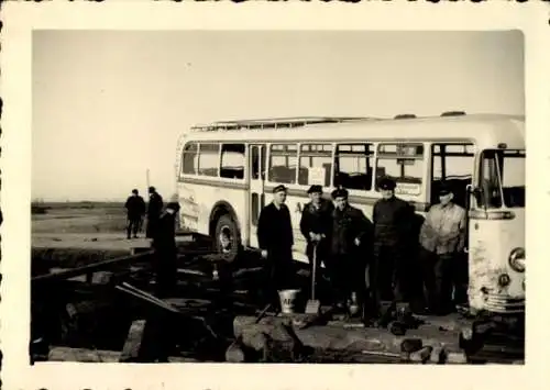 Foto Arbeiter am Bus