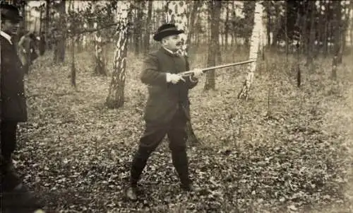 Foto Ak Jagdszene, Jäger mit Gewehr, Waldpartie