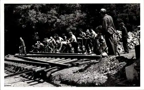 Foto Arbeiter beim Schienenbau