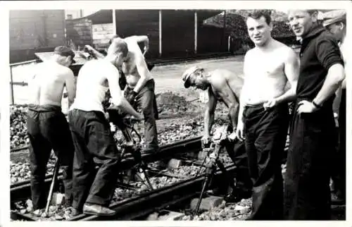 Foto Arbeiter beim Schienenbau