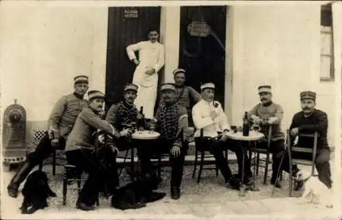 Foto Ak Soldatengruppe vor der Kantine
