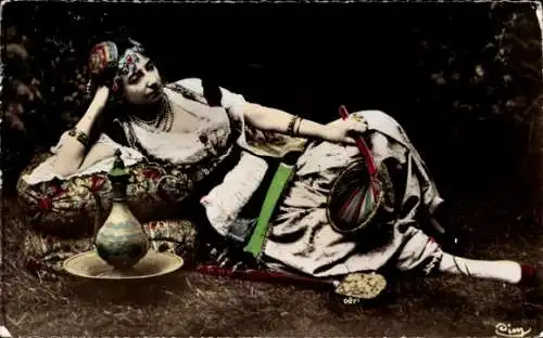 Ak Maghreb, Junge Frau in Volkstracht, Araberin