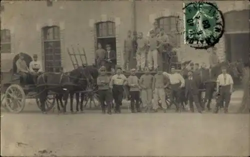 Foto Ak Männer in Uniformen, Zivilisten, Gruppenfoto, Fuhrwerk