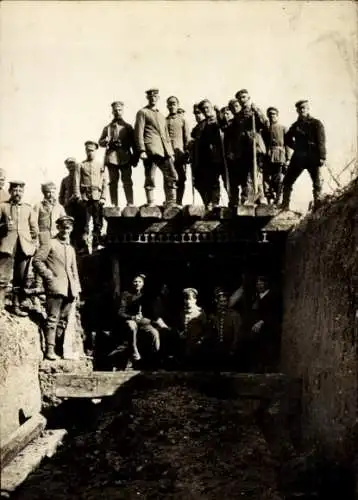 Foto Soldaten am Schützengraben