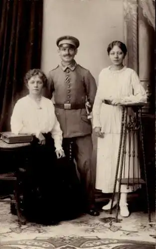 Foto Ak Familien Portrait 1 uniformierter Soldat mit zwei Frauen