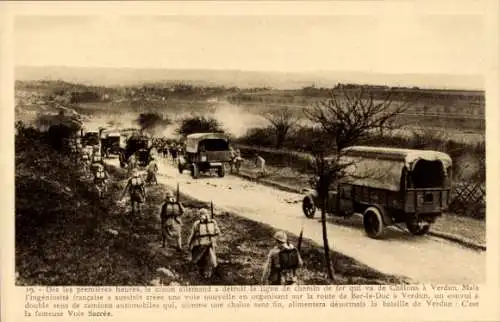 Ak Verdun Meuse, Bataille de Verdun, Schlacht 1916, Französische Soldaten marschieren an Lastw...