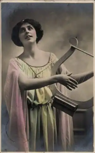 Ak Horgen Kanton Zürich, Eine junge Frau in einem langen Kleid spielt Harfe.