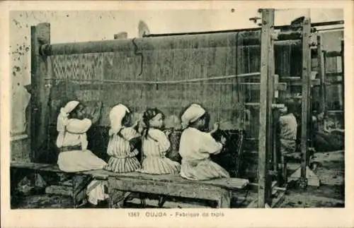Ak Oujda Marokko, Eine Schwarz-Weiß Fotografie einer Teppichfabrik in  Marokko. Vier Frauen in...