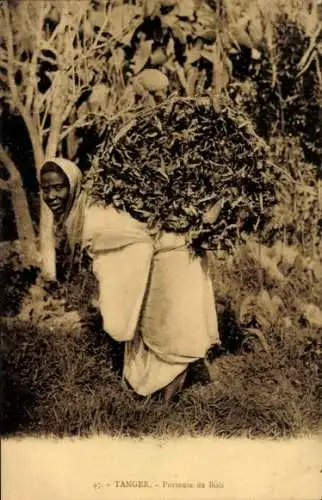 Ak Tanger Marokko, Eine schwarz gekleidete Frau trägt einen großen Bündel auf dem Rücken