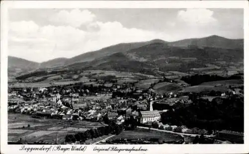 Ak Deggendorf im Bayerischen Wald Niederbayern, Luftaufnahme von  Bay Wald, Berge im Hintergrund