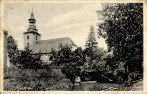 Ak Bad Berka in Thüringen, Pfarrei mit Kirche, Gebäude, Brücke, Wasserlauf, Bäume, Wolken