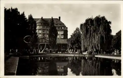 Ak Bad Nauheim in Hessen, Grand-Hotel, Trinkkuranlage, Park mit Teich, Menschenmenge