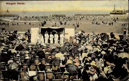 Ak Margate Kent England, Strandbühne, Menschenmenge, Schirme, Meer, Playnahe, Zuschauer