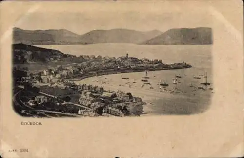 Ak Gourock Schottland, Ansicht der Küstenstadt  Schiffe im Wasser, Berge im Hintergrund