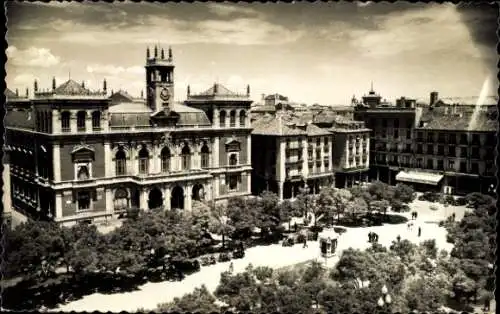 Ak Valladolid Kastilien und Leon, Plaza Mayor, Ayuntamiento, Stadtansicht, Bäume, historische ...
