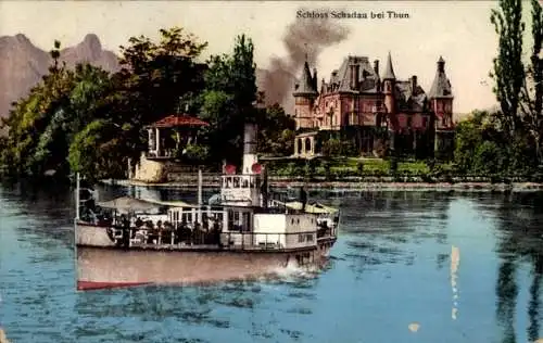 Ak Thun Kanton Bern Schweiz, Schloss Schadau, Boot auf dem Wasser, Berge im Hintergrund