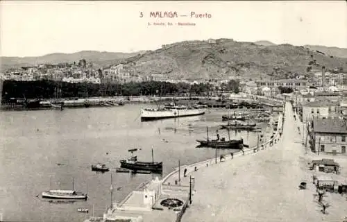 Ak Málaga Andalusien Spanien, Hafenansicht, Schiffe, Uferpromenade, Berg im Hintergrund