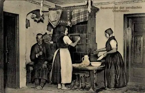 Ak Bauernstube der wendischen Oberlausitz, Spreewald, Ofen, Trachten