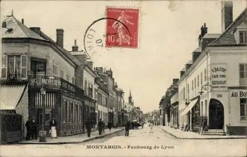 Ak Montargis Loiret, Straße mit Cafés und Geschäften, Ansicht von Faubourg de Lyon, Pedestrian