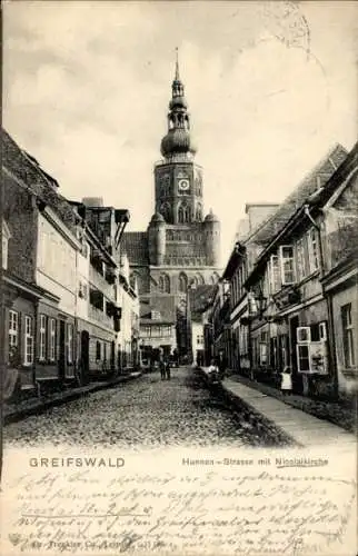 Ak Hansestadt Greifswald, Hunnenstraße mit Nicolaikirche, alte Straßenansicht, schwarze und weiße