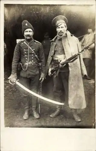Foto Ak Russischer Feldgendarm, Gardeinfanterist, Soldaten in Uniformen