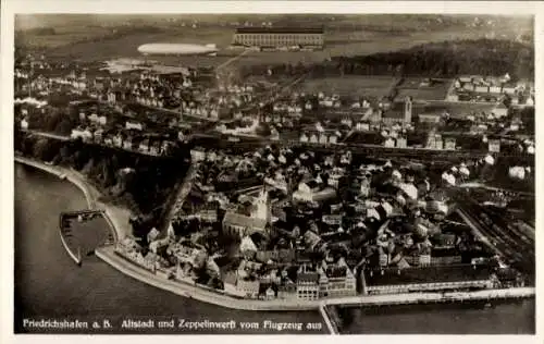 Ak Friedrichshafen am Bodensee, Altstadt und Zeppelinwerft vom Flugzeug aus