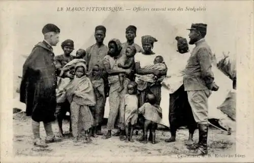 Ak Marokko, Officiers causant avec des Senegalais, senegalesische Familie, französische Offiziere