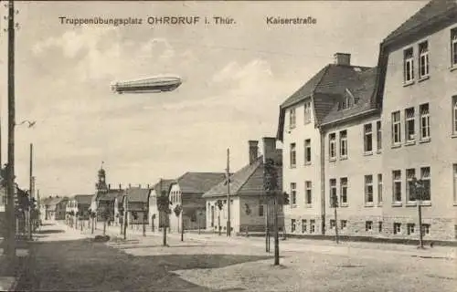 Ak Ohrdruf in Thüringen, Truppenübungsplatz  Kaiserstraße, Zeppelin am Himmel