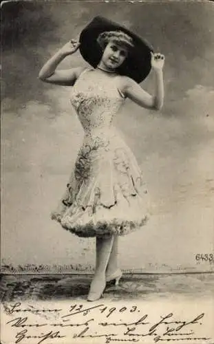 Ak Frau in weißem Kleid, Standporträt, Hut