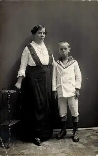 Foto Ak Frau und ihr Sohn in Matrosenuniform