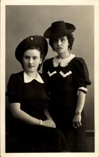Foto Ak Zwei junge Frauen, Porträt