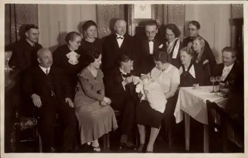 Foto Ak Familie kommt zur Begrüßung des neuen Familienzuwachses zusammen