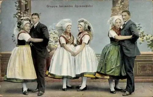 Ak Spreewald, Spreewälderin in Tracht, Gruppe tanzender Spreewälder
