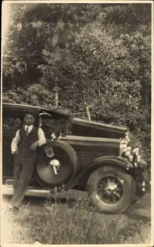 Foto Ak Automobil, Mann im Anzug