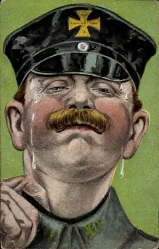 Ak schwitzender Uniformierter mit Mütze