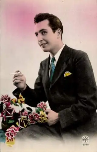 Ak Mann mit Zigarette, Portrait, Blumen