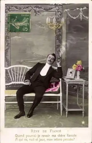 Ak Reve De Fiancé, Mann im Anzug sitzt rauchend auf einer Bank