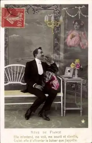 Ak Reve De Fiancé, Mann im Anzug sitzt rauchend auf einer Bank, Portrait einer Frau an der Wand