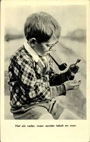 Ak Net als vader, maar zonder tabak en vuur, Junge mit Pfeife und Feuerzeug