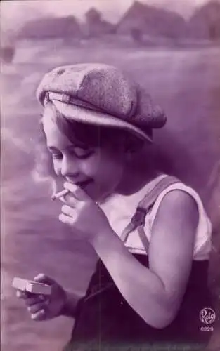 Ak Mädchen raucht Zigarette und hält Streichholzschachtel in der Hand