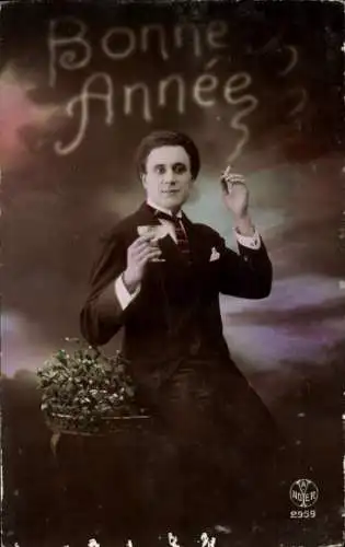 Ak Glückwunsch Neujahr, Mann im Anzug mit Sektglas Zigarette rauchend