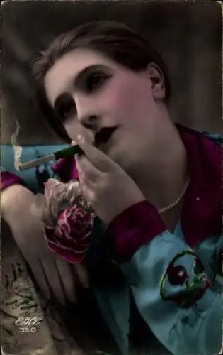 Ak Frau raucht Zigarette, Portrait