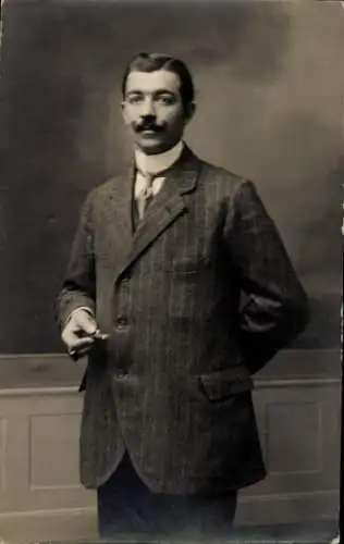 Ak Portrait, Mann im Anzug, Zigarre