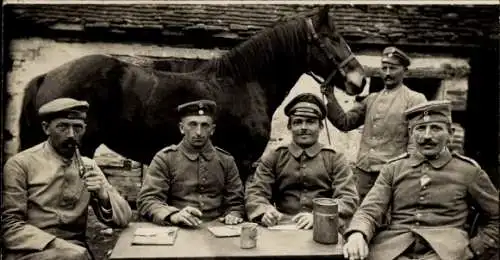 Foto Ak Gruppenbild mit Pferd, bayrisches Reserve Infanterie Regiment 10